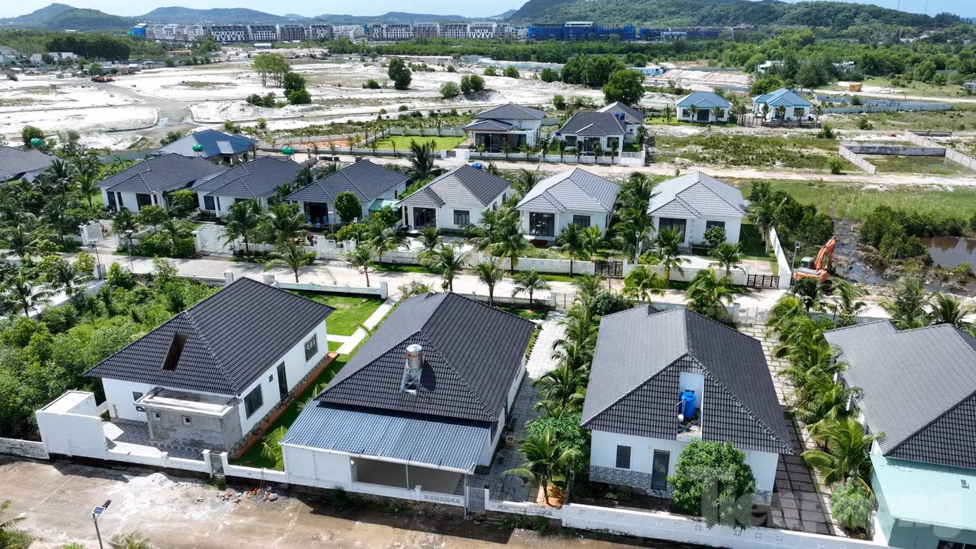 Liên quan đến vấn đề này, chiều 24/2, trao đổi với PV Tiền Phong, ông Lê Quốc Anh - Phó Chủ tịch UBND tỉnh Kiên Giang, tổ trưởng Tổ công tác đặc biệt xử lý vi phạm trên lĩnh vực xây dựng, quản lý đất đai, tài nguyên ở Phú Quốc thông tin: “Chúng tôi đã cưỡng chế 2/79 căn biệt thự không phép, các căn còn lại hiện đang kiện toàn hồ sơ, hoàn thiện các thủ tục theo quy định để cưỡng chế. Chúng tôi chắc chắn sẽ cưỡng chế, phá dỡ với quyết tâm làm sớm nhất”. Liên quan đến vấn đề này, chiều 24/2, trao đổi với PV Tiền Phong, ông Lê Quốc Anh - Phó Chủ tịch UBND tỉnh Kiên Giang, tổ trưởng Tổ công tác đặc biệt xử lý vi phạm trên lĩnh vực xây dựng, quản lý đất đai, tài nguyên ở Phú Quốc thông tin: “Chúng tôi đã cưỡng chế 2/79 căn biệt thự không phép, các căn còn lại hiện đang kiện toàn hồ sơ, hoàn thiện các thủ tục theo quy định để cưỡng chế. Chúng tôi chắc chắn sẽ cưỡng chế, phá dỡ với quyết tâm làm sớm nhất”.