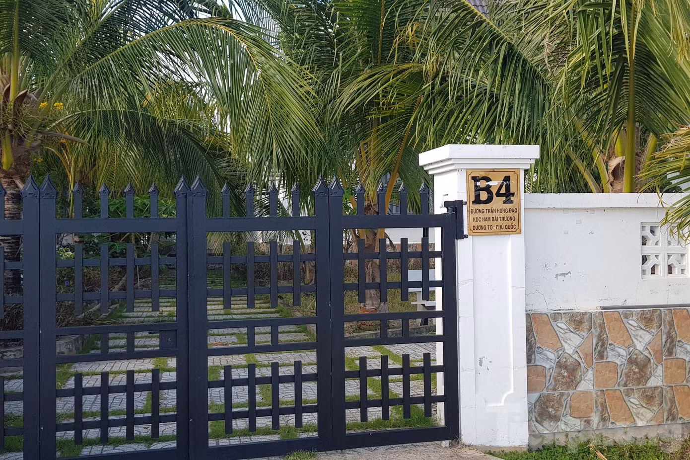 Một số căn còn được thiết kế khuôn viên cây cảnh, trồng cỏ xung quanh nhà, có sân trước, sân sau, có số nhà và lối đi bên hông như biệt thự đơn lập đẳng cấp. Một số căn còn được thiết kế khuôn viên cây cảnh, trồng cỏ xung quanh nhà, có sân trước, sân sau, có số nhà và lối đi bên hông như biệt thự đơn lập đẳng cấp.