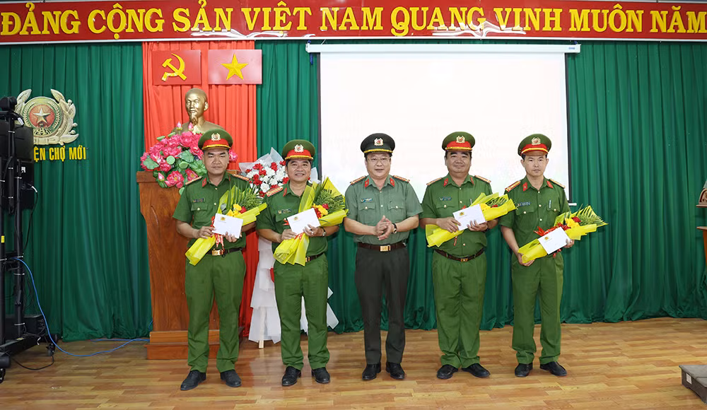 Đại tá Lâm Phước Nguyên (giữa) trao thưởng nóng cho các tập thể, cá nhân phá nhanh vụ án giết người.