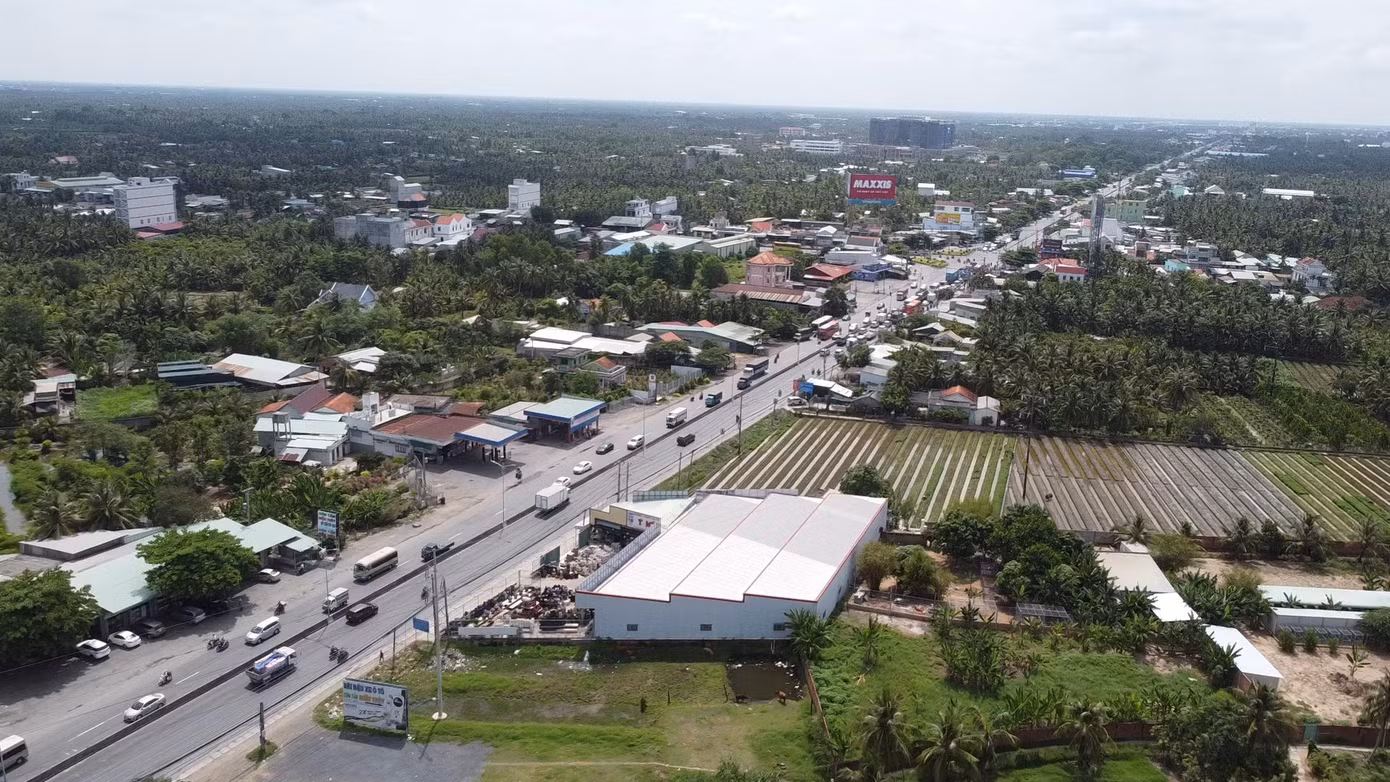 Ông Lê Thanh Tuấn - ngụ huyện Châu Thành, tỉnh Tiền Giang cho biết, trước đó ngày 28 - 29/4, trên tuyến quốc lộ 1, quốc lộ 60 đoạn qua cầu Rạch Miễu (Tiền Giang về Bến Tre) nhiều phương tiện kẹt cứng. Sáng nay, tình trạng ùn ứ phương tiện có diễn ra nhưng không kéo dài lâu. "Do lo sợ cảnh kẹt xe nên một số người ngày hôm qua đã chọn phương án di chuyển lên TP. HCM sớm hơn dự kiến", ông Tuấn nói.