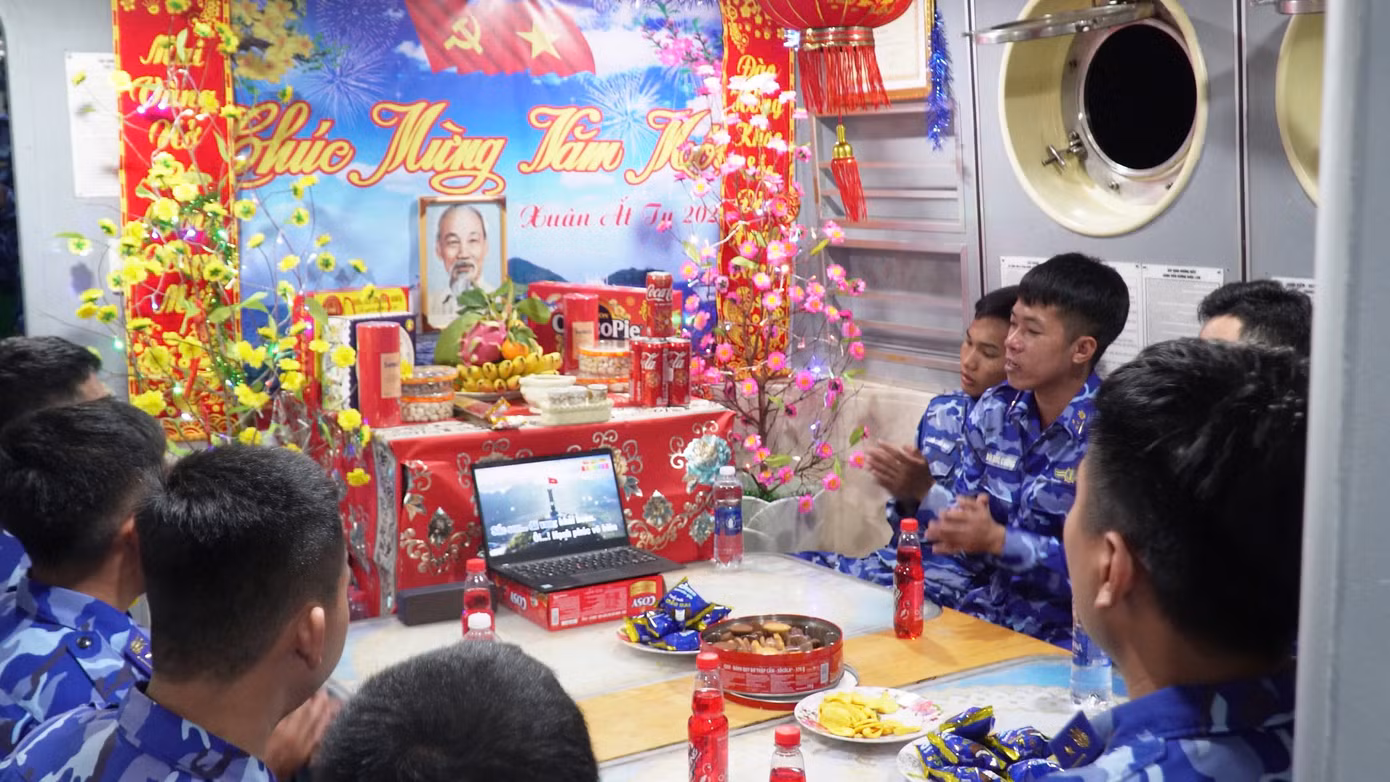 Tổ chức giao lưu văn hóa, văn nghệ trên tàu CSB. Tổ chức giao lưu văn hóa, văn nghệ trên tàu CSB.
