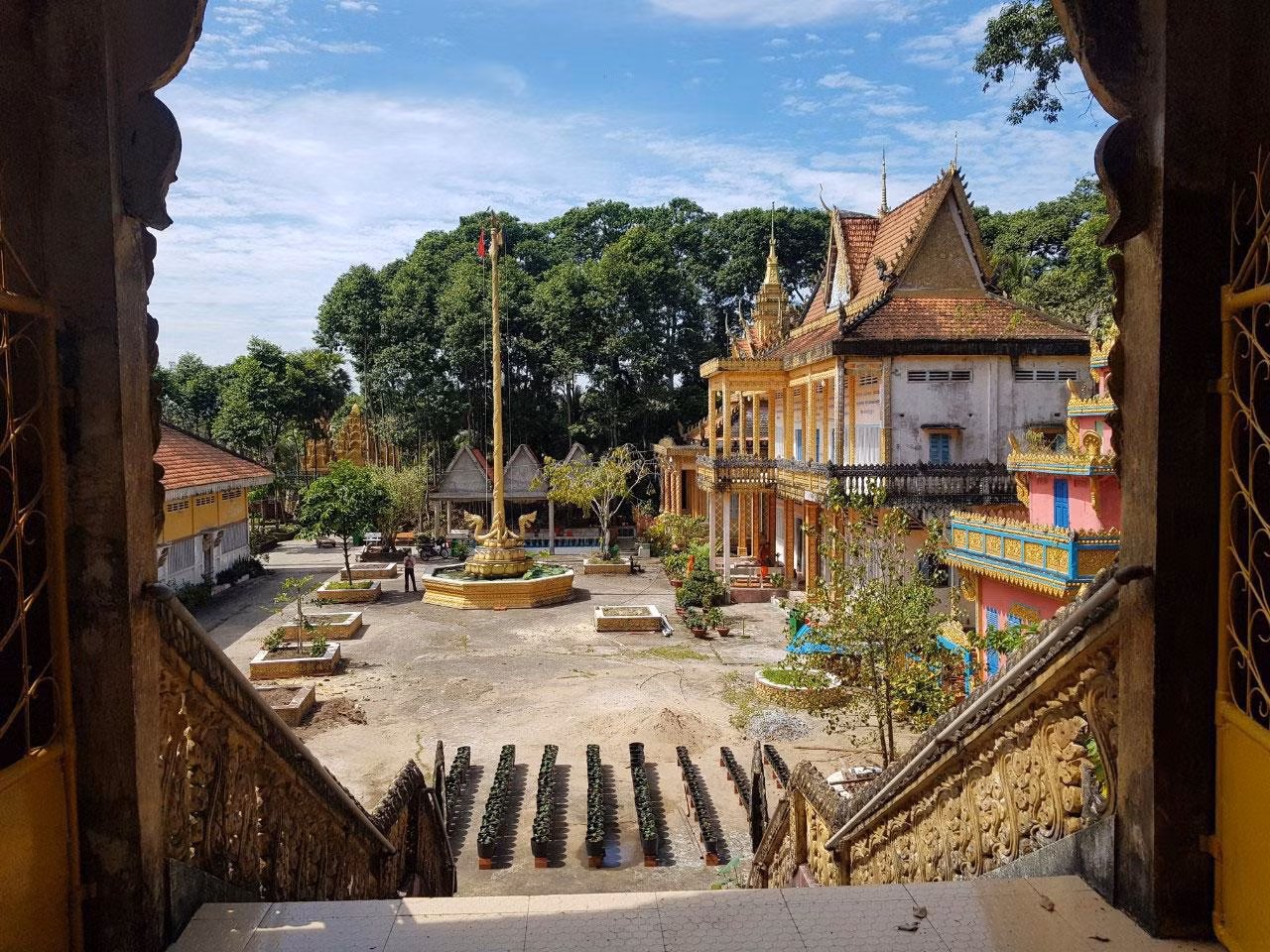 Ngôi chùa có kiến trúc độc đáo. Đáng chú ý, trong khuôn viên ngôi chùa này có nhiều cây cổ thụ.