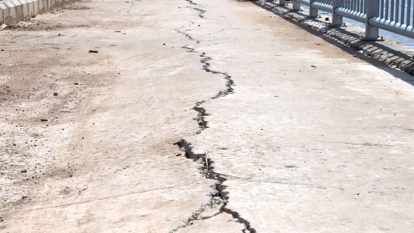 Vết nứt thuộc gói thầu số 1 đang trong giai đoạn thi công.