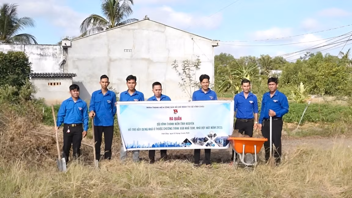 Đoàn thanh niên hỗ trợ ngày công xây dựng nhà cho hộ nghèo.