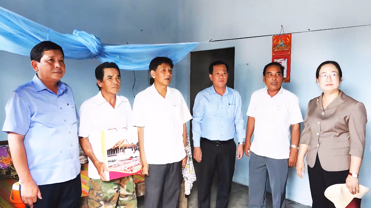 Bí thư Tỉnh ủy Sóc Trăng - Lâm Văn Mẫn (thứ 3 từ trái sang) cùng lãnh đạo thị xã Vĩnh Châu thăm, tặng quà hộ được nhận nhà.