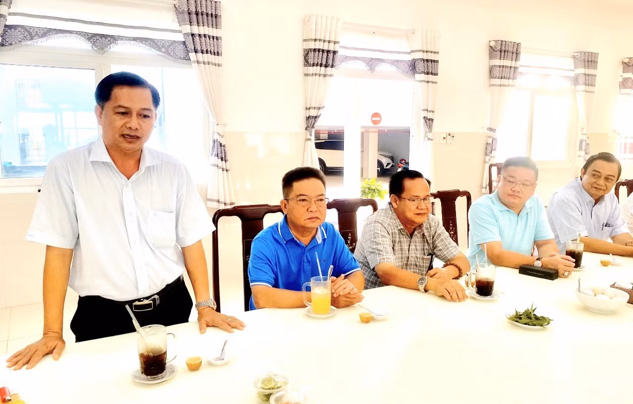 Ông Trần Văn Lâu (ngoài cùng bên trái) cà phê cùng doanh nghiệp.