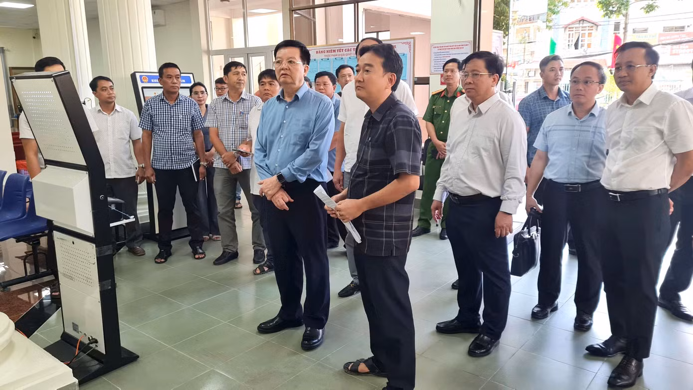 Phó Thủ tướng Mai Văn Chính (áo xanh) kiểm tra vận hành mô hình chính quyền hai cấp. Phó Thủ tướng Mai Văn Chính (áo xanh) kiểm tra vận hành mô hình chính quyền hai cấp.