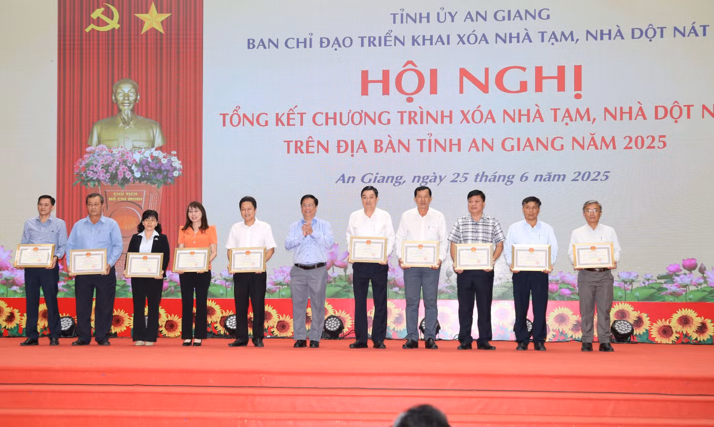An Giang khen thưởng các tập thể, cá nhân tiêu biểu trong chương trình xóa nhà tạm, nhà dột nát.