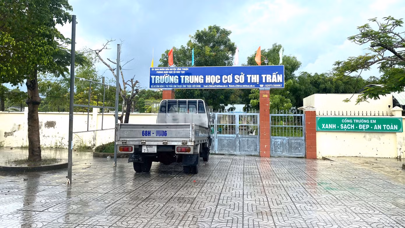 Trường THCS Thị Trấn cơ sở tại khu phố Vĩnh Đông 1, thị trấn Vĩnh Thuận, huyện Vĩnh Thuận dự kiến sẽ được chuyển tới cơ sở khác cách đấy khoảng 3km. Ảnh: Nhật Huy.