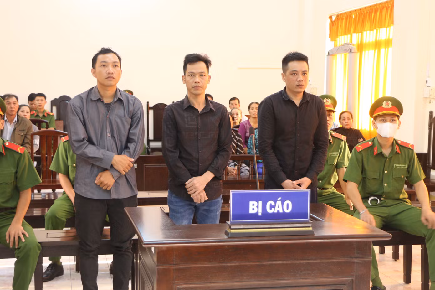 Các bị cáo tại phiên toà.