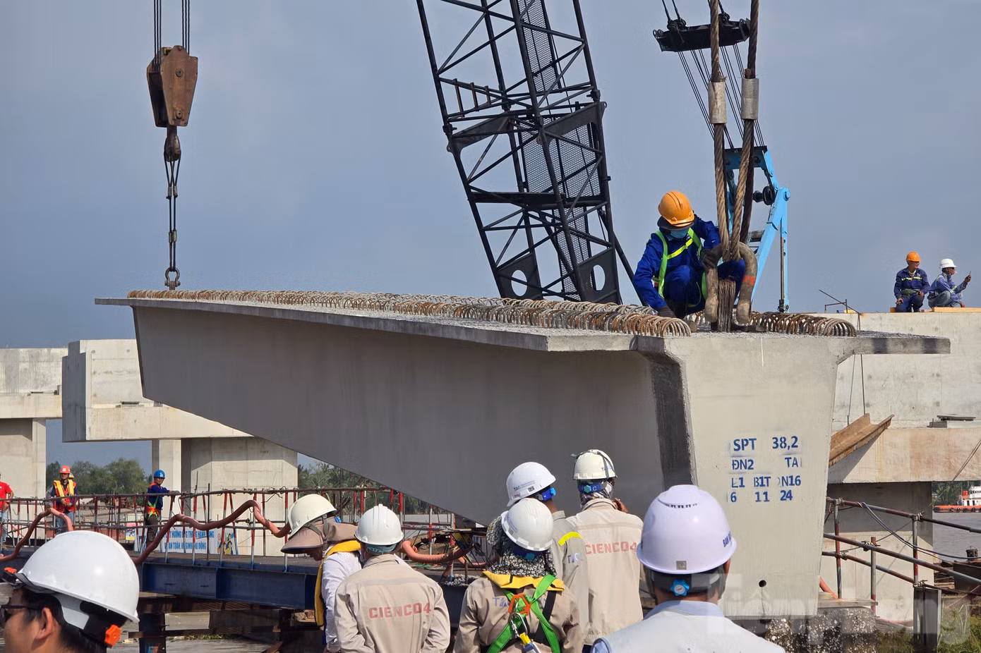 Theo ghi nhận của phóng viên, chiều 1/12, tại dự án cầu Đại Ngãi 2 (phía huyện Long Phú, tỉnh Sóc Trăng), chủ đầu tư đã huy động nhiều máy móc, thiết bị để di chuyển dầm super-T từ sà lan lên.