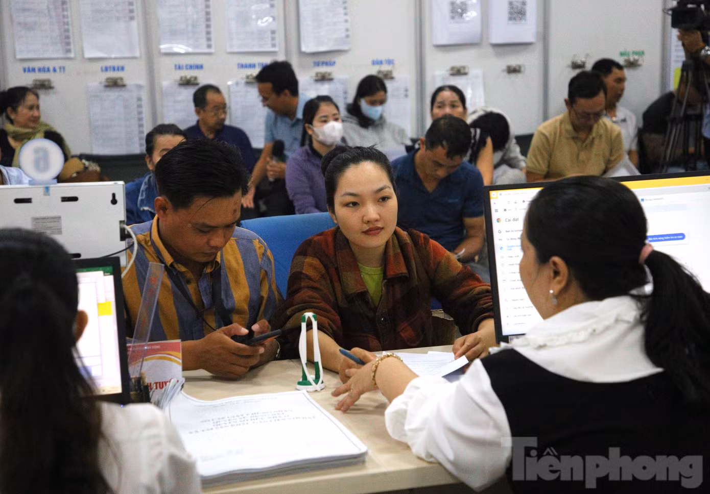 Ngoài trung tâm hành chính công tập trung, đặc khu Phú Quốc còn tổ chức 7 đội hỗ trợ được bố trí túc trực tại trụ sở các xã, phường cũ để hướng dẫn người dân làm thủ tục hành chính. Hiện cấp đặc khu đang tiếp nhận và giải quyết khoảng 400 thủ tục hành chính. Tất cả đều có mã QR để người dân tra cứu, kèm hướng dẫn chi tiết. Trung tâm cũng công khai email, số điện thoại để tiếp nhận phản hồi của người dân. Ngoài trung tâm hành chính công tập trung, đặc khu Phú Quốc còn tổ chức 7 đội hỗ trợ được bố trí túc trực tại trụ sở các xã, phường cũ để hướng dẫn người dân làm thủ tục hành chính. Hiện cấp đặc khu đang tiếp nhận và giải quyết khoảng 400 thủ tục hành chính. Tất cả đều có mã QR để người dân tra cứu, kèm hướng dẫn chi tiết. Trung tâm cũng công khai email, số điện thoại để tiếp nhận phản hồi của người dân.