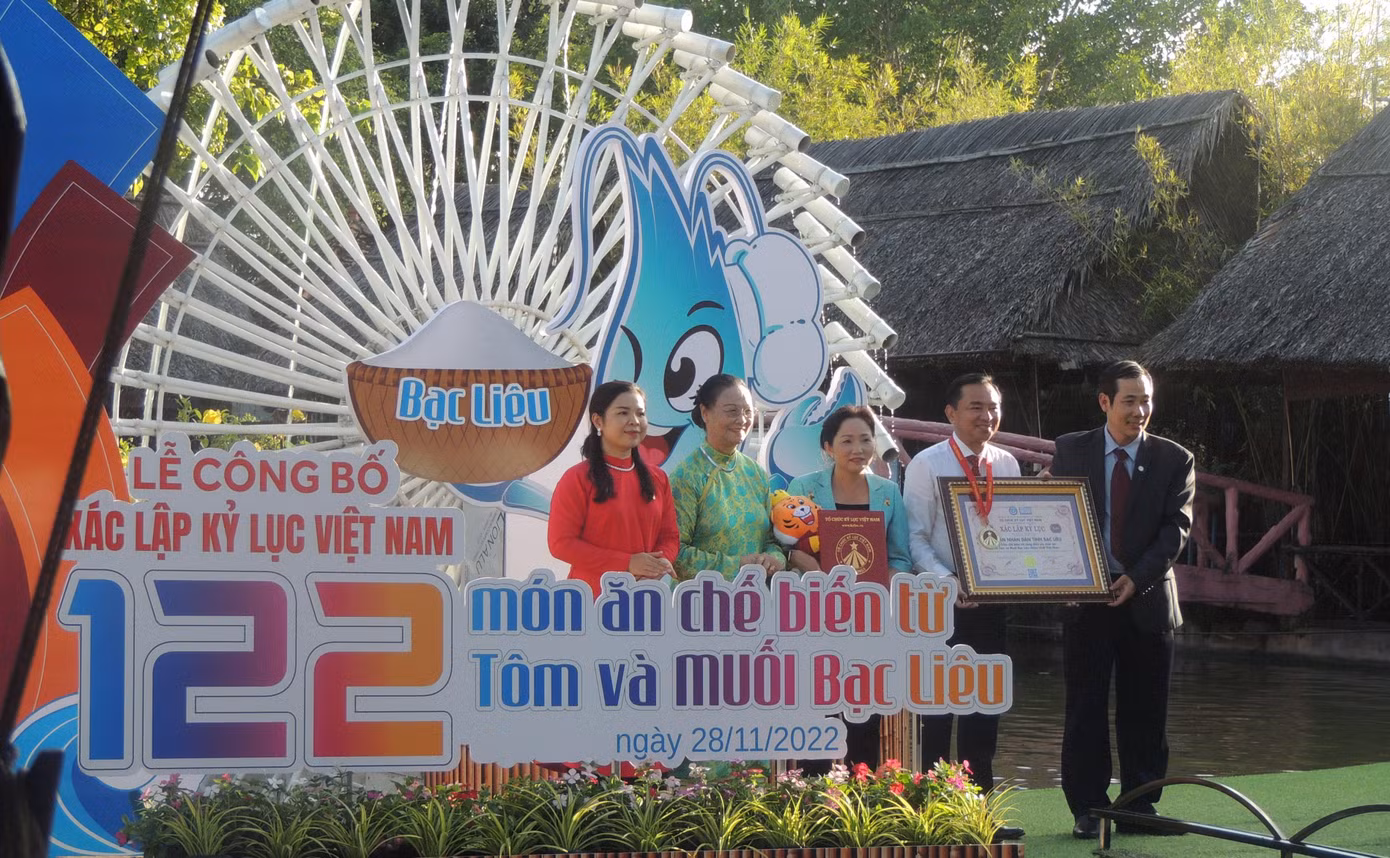 Lãnh đạo tỉnh Bạc Liêu nhận bằng xác lập kỷ lục Việt Nam về 122 món ăn được chế biến từ tôm và muối Bạc Liêu. Ảnh: NHẬT HUY.