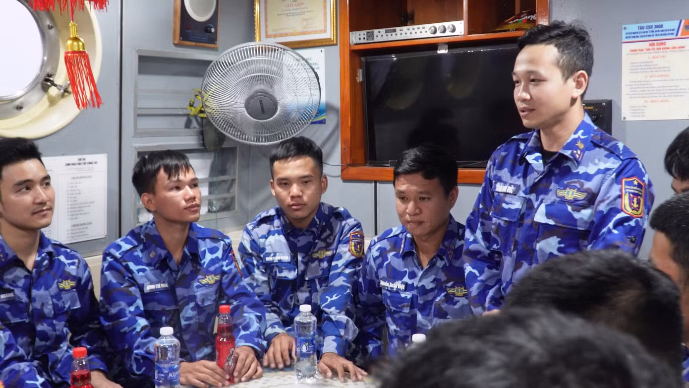Cấp ủy, chỉ huy tàu CSB chúc Tết cán bộ, chiến sĩ đêm giao thừa. Cấp ủy, chỉ huy tàu CSB chúc Tết cán bộ, chiến sĩ đêm giao thừa.