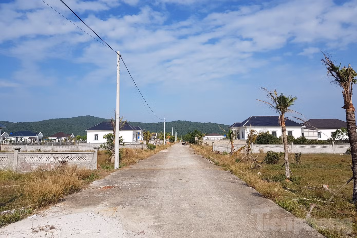 Việc xây dựng hàng chục căn nhà trên một khu đất rộng như vậy diễn ra suốt thời gian dài nhưng chính quyền địa phương không kịp thời phát hiện xử lý cho đến khi các căn nhà và hệ thống hạ tầng gần như đã thi công hoàn thiện. Việc xây dựng hàng chục căn nhà trên một khu đất rộng như vậy diễn ra suốt thời gian dài nhưng chính quyền địa phương không kịp thời phát hiện xử lý cho đến khi các căn nhà và hệ thống hạ tầng gần như đã thi công hoàn thiện.