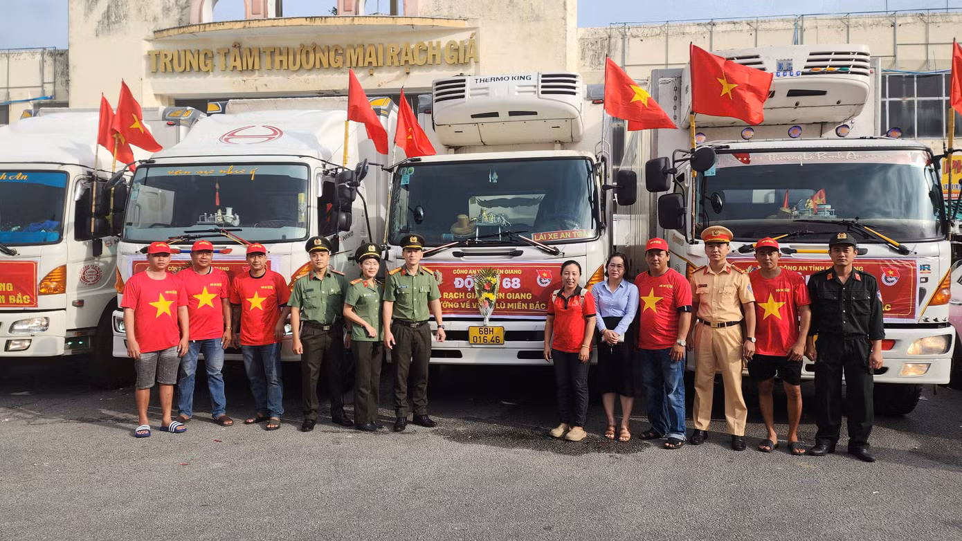 Công an tỉnh Kiên Giang xuất quân chuyển hàng cứu trợ đồng bào các tỉnh miền Bắc. Công an tỉnh Kiên Giang xuất quân chuyển hàng cứu trợ đồng bào các tỉnh miền Bắc.