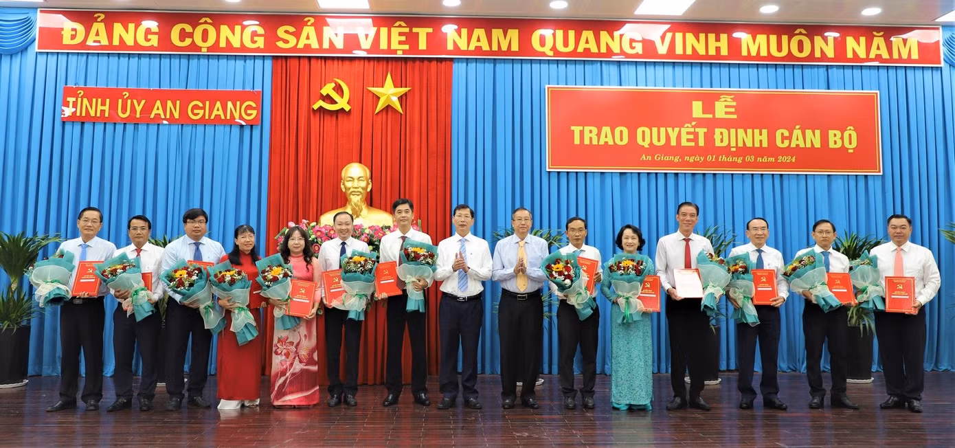 Ban Thường vụ Tỉnh ủy An Giang trao quyết định công tác cán bộ. Ảnh: Cổng thông tin điện tử tỉnh An Giang Ban Thường vụ Tỉnh ủy An Giang trao quyết định công tác cán bộ. Ảnh: Cổng thông tin điện tử tỉnh An Giang