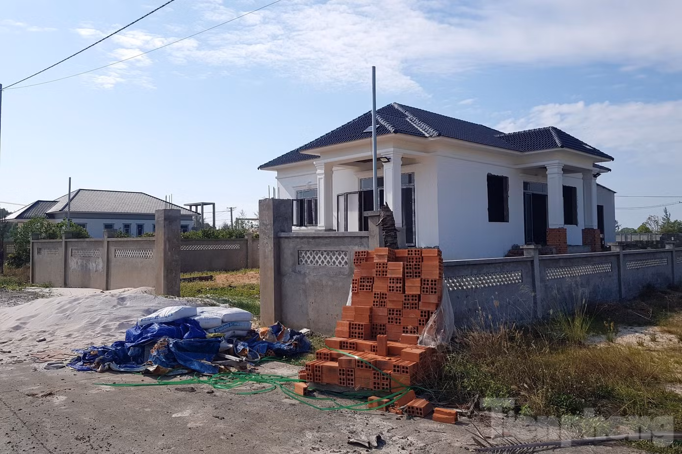 ... một vài căn đang xây dựng dở dang. ... một vài căn đang xây dựng dở dang.