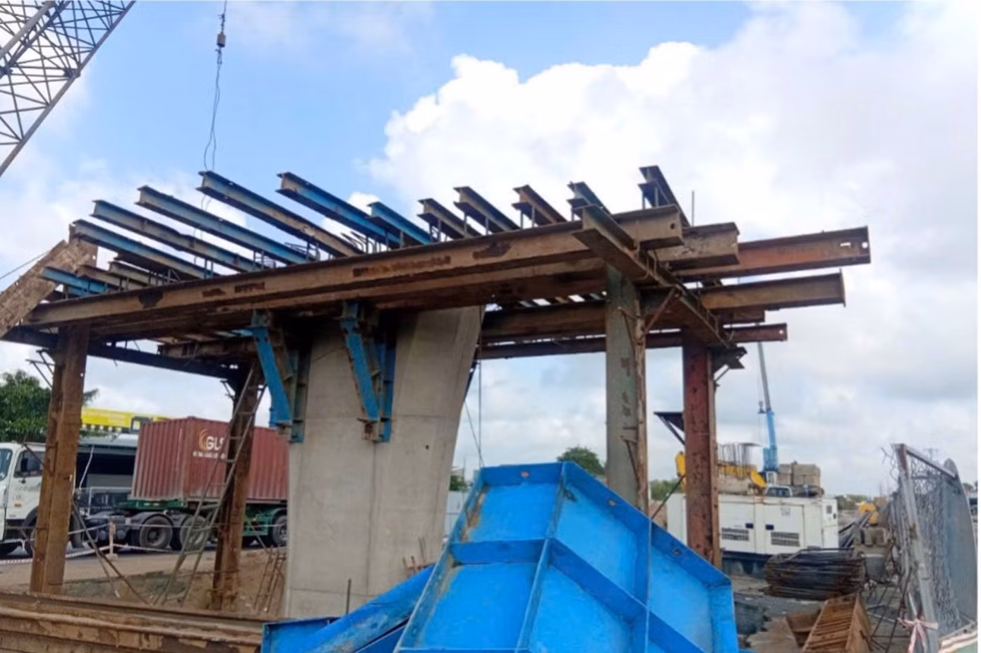 Thi công cầu vượt nút giao Lộ Tẻ. Thi công cầu vượt nút giao Lộ Tẻ.