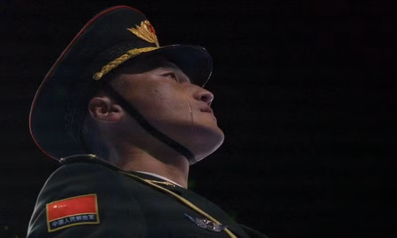 Yan Zhen rơi nước mắt khi thực hiện nghi lễ chào cờ tại sự kiện khai mạc Olympic Bắc Kinh. Ảnh: Reuters