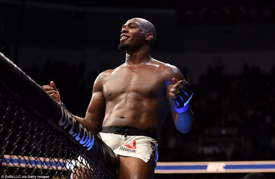 'Quỷ vương' Jon Jones và cú thần cước hạ gục nhà vô địch UFC ảnh 3