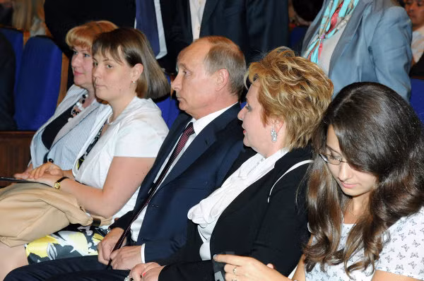 Ảnh chụp tổng thống Vladimir Putin cùng phu nhân Lyudmila ngồi xem biểu diễn múa ba lê vào tối 6/6 (giờ địa phương). Hai người đã tuyên bố đường ai nấy đi ngay sau đó
