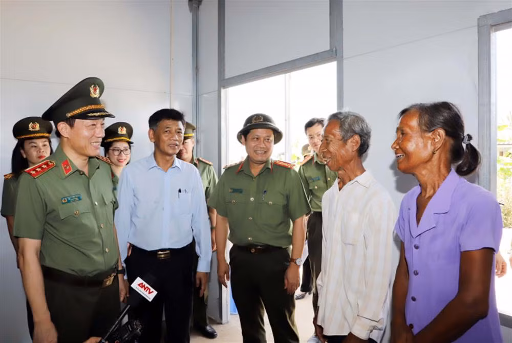 Thượng tướng Lương Tam Quang thăm hỏi, chúc mừng gia đình ông Lý Hinh (Sóc Trăng) nhận bàn giao căn nhà mới.