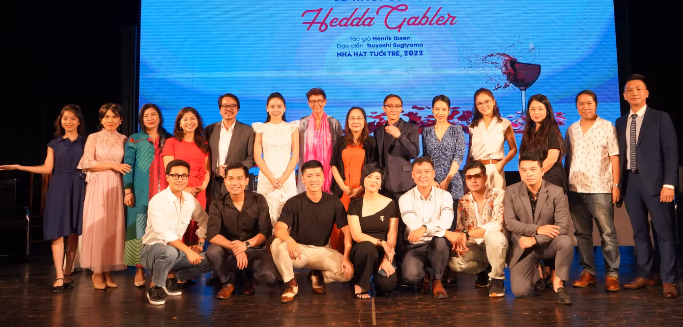 Nhiều diễn viên quen thuộc được mời để casting vở "Hedda Gabler".