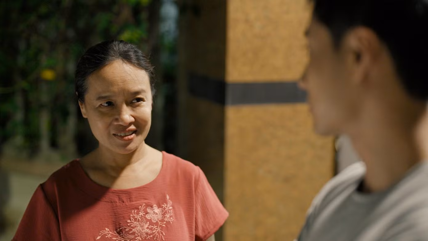 Tú Oanh thay đổi từ ngoại hình tới nét diễn trong vai người mẹ của Vũ (Thanh Sơn). Chị có sự tung hứng ăn ý với đàn em Thanh Sơn ở Nhà hát Tuổi trẻ.