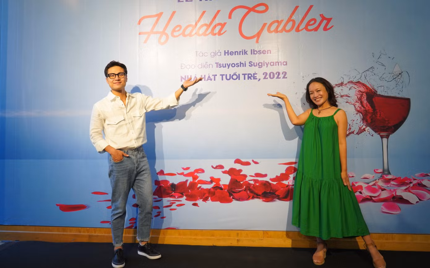 Nghệ sĩ Tú Oanh và Thanh Sơn đang đóng vai mẹ con trong phim "Đấu trí" cũng có mặt cho vở diễn Hedda Gabler.