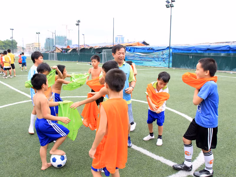 Chuyên gia Đặng Gia Mẫn cũng trực tiếp tham gia huấn luyện các đội bóng