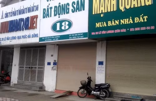 Khu vực Vạn Phúc, đường Lê Văn Lương, các sàn đều cửa đóng then cài từ nhiều tháng nay