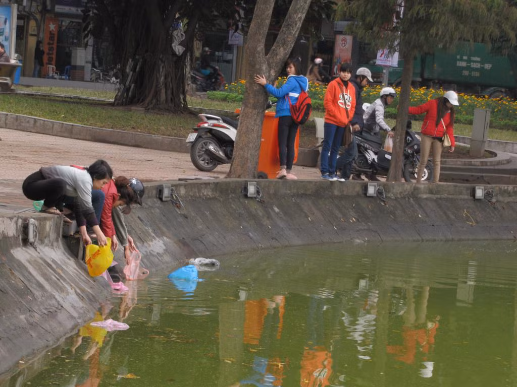 Cách đây mấy tháng, Hồ Gươm vừa được nạo vét, tuy nhiên, cứ đến dịp ông Táo thì nước hồ lại bị ô nhiễm bởi túi ni lon, cá chết và tro vàng mã