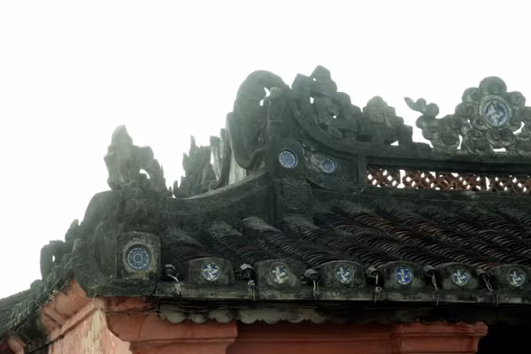 Đường nét kiến trúc của chùa Câu mang nét khỏe khoắn