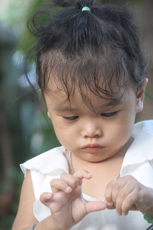 Bé Cát Tường 3 tuổi, được sư cô nuôi từ khi mới lọt lòng. Mẹ Cát Tường xuống Bà Rịa làm mướn, lỡ có bầu mà không thể nuôi. Cát Tường rất lanh lợi, thông minh, bé nói líu lo suốt ngày. Bé có khiếu về ngôn ngữ