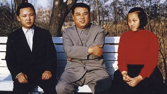Cố lãnh tụ Kim Nhật Thành (giữa) cùng hai con là cố chủ tịch Kim Jong Il và bà Kim Kyong Hui