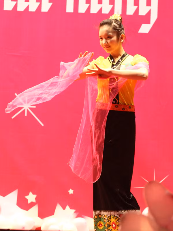 Yểu điệu với màn múa lụa