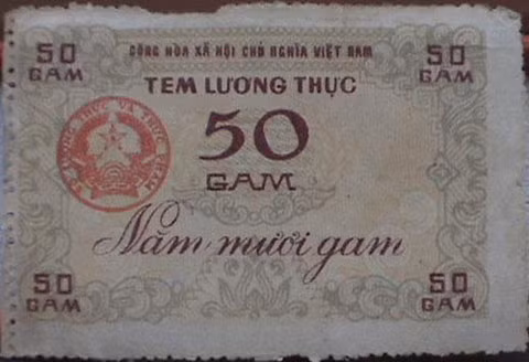 Tem mua lương thực 50 gram. Trong thời bao cấp, việc thông thương, buôn bán bị hạn chế, các gia đình chủ yếu trông chờ vào phần tem phiếu được phát để duy trì nguồn cung cấp lương thực, thực phẩm cho gia đình