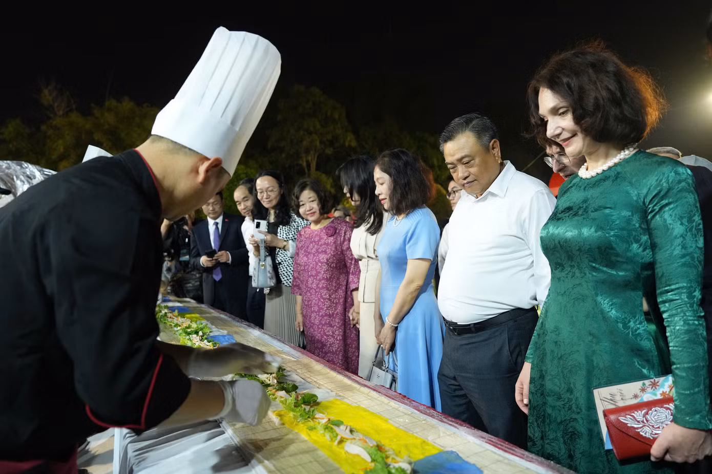 Chủ tịch UBND TP Hà Nội Trần Sỹ Thanh cùng đại biểu khám phá phở di sản. Ảnh: Duy Khánh - Nghiêm Huê Chủ tịch UBND TP Hà Nội Trần Sỹ Thanh cùng đại biểu khám phá phở di sản. Ảnh: Duy Khánh - Nghiêm Huê