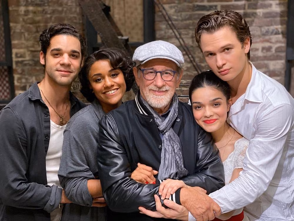 Đạo diễn huyền thoại Steven Spielberg và "Bạch Tuyết" Rachel Zegler trên phim trường "West Side Story". - Nguồn: Wix.com Đạo diễn huyền thoại Steven Spielberg và "Bạch Tuyết" Rachel Zegler trên phim trường "West Side Story". - Nguồn: Wix.com