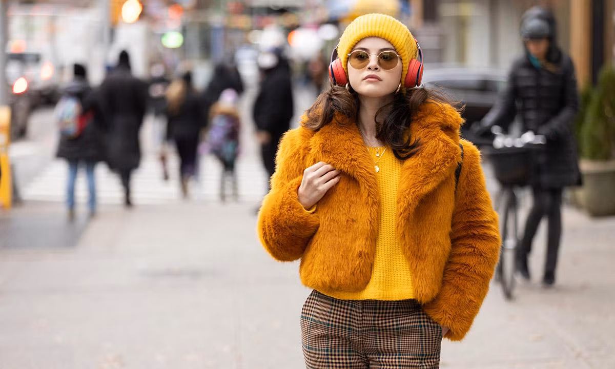 Mabel thần thái và sành điệu như chính Selena ngoài đời. - Nguồn: Internet Mabel thần thái và sành điệu như chính Selena ngoài đời. - Nguồn: Internet