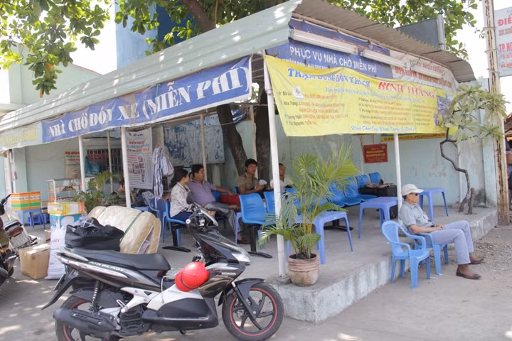 Đại lý bán vé xe khách của anh Phú