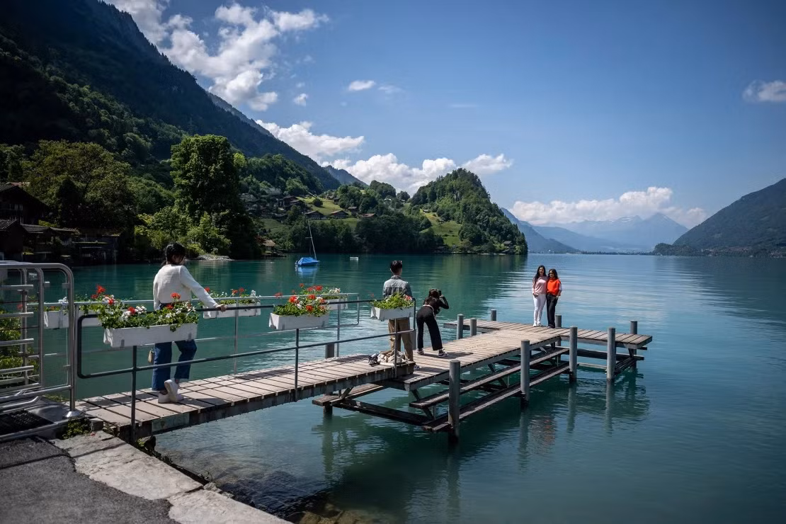 Khách du lịch chụp ảnh tại hồ Brienz ở dãy núi Alps của Thụy Sĩ. Ảnh: Getty Images.