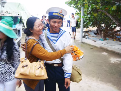 Chiến sĩ đảo Phan Vinh A đón mẹ ra thăm đảo