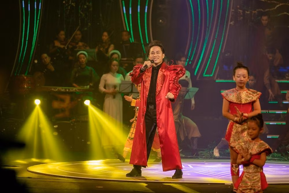Giọng ca nội lực của ca sĩ Tùng Dương thổi bừng khí thế hào hùng qua hai ca khúc “Thánh Gióng - khát vọng Việt Nam” và “Hào hùng Bạch Đằng giang” trong Đêm nhạc “Tổ quốc tôi”