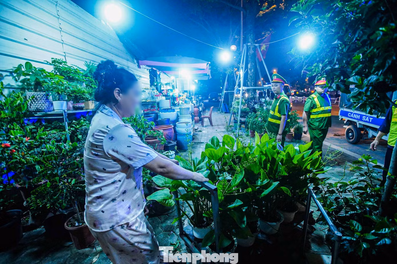Trước tình trạng trên, Đội trật tự - Phòng cảnh sát QLHC về TTXH kết hợp với Công an phường Xuân La thường xuyên tuần tra, kiểm soát giải quyết triệt để các trường hợp vi phạm, lấn chiếm vỉa hè... đảm bảo trật tự đô thị, trật tự công cộng trên địa bàn.