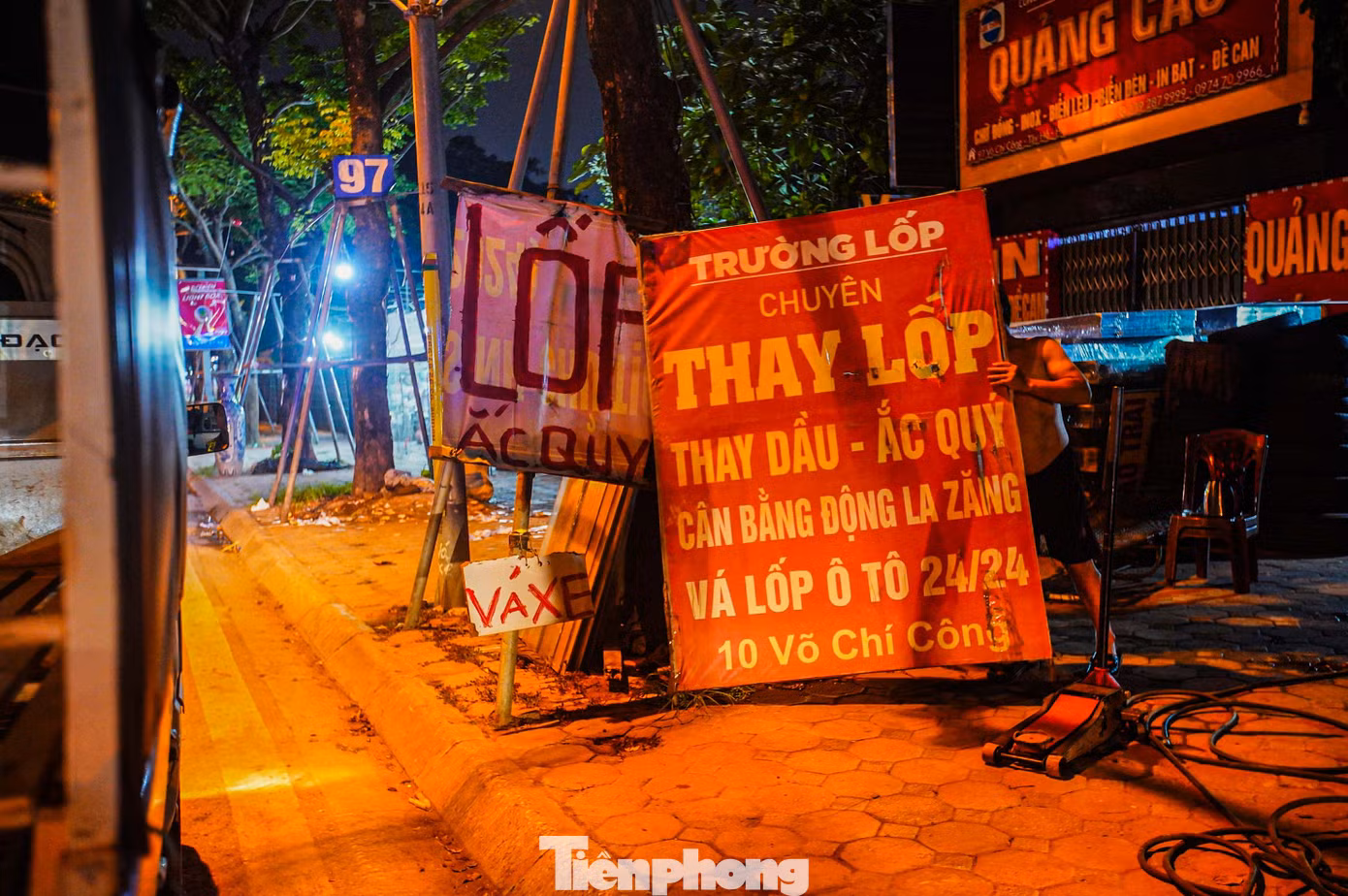 Ngay trong tối ngày 23/6, lực lượng chức năng đã tháo dỡ, thu giữ hàng chục bảng biển treo cây và cột điện gây mất mỹ quan đô thị.