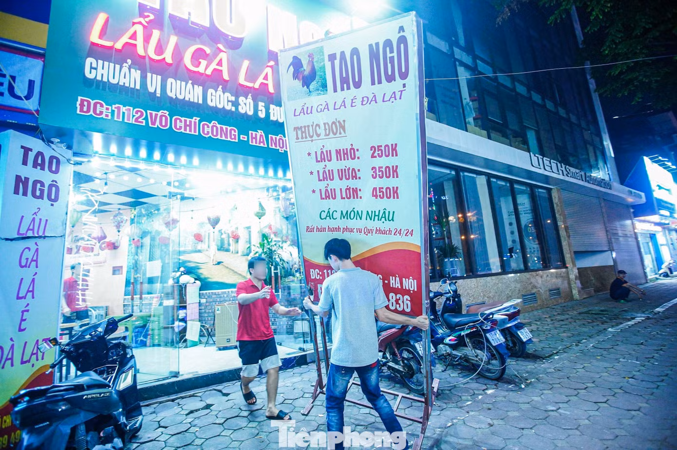 Đội trật tự - Phòng cảnh sát QLHC về TTXH kết hợp với Công an phường Xuân La dẹp các biển hiệu lớn đặt trái phép trên vỉa hè.