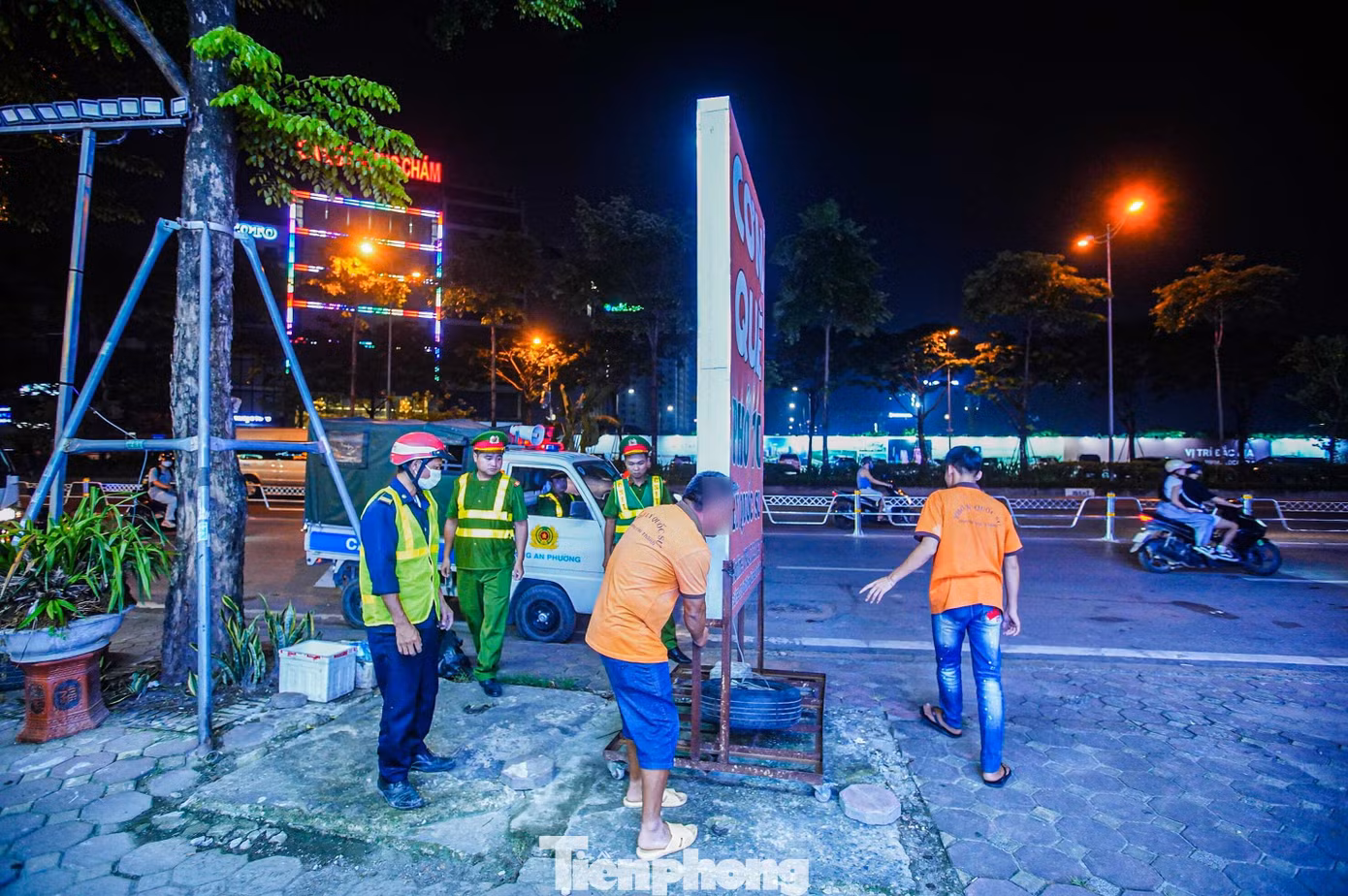 Đội trật tự - Phòng cảnh sát QLHC về TTXH kết hợp với Công an phường Xuân La dẹp các biển hiệu lớn đặt trái phép trên vỉa hè.