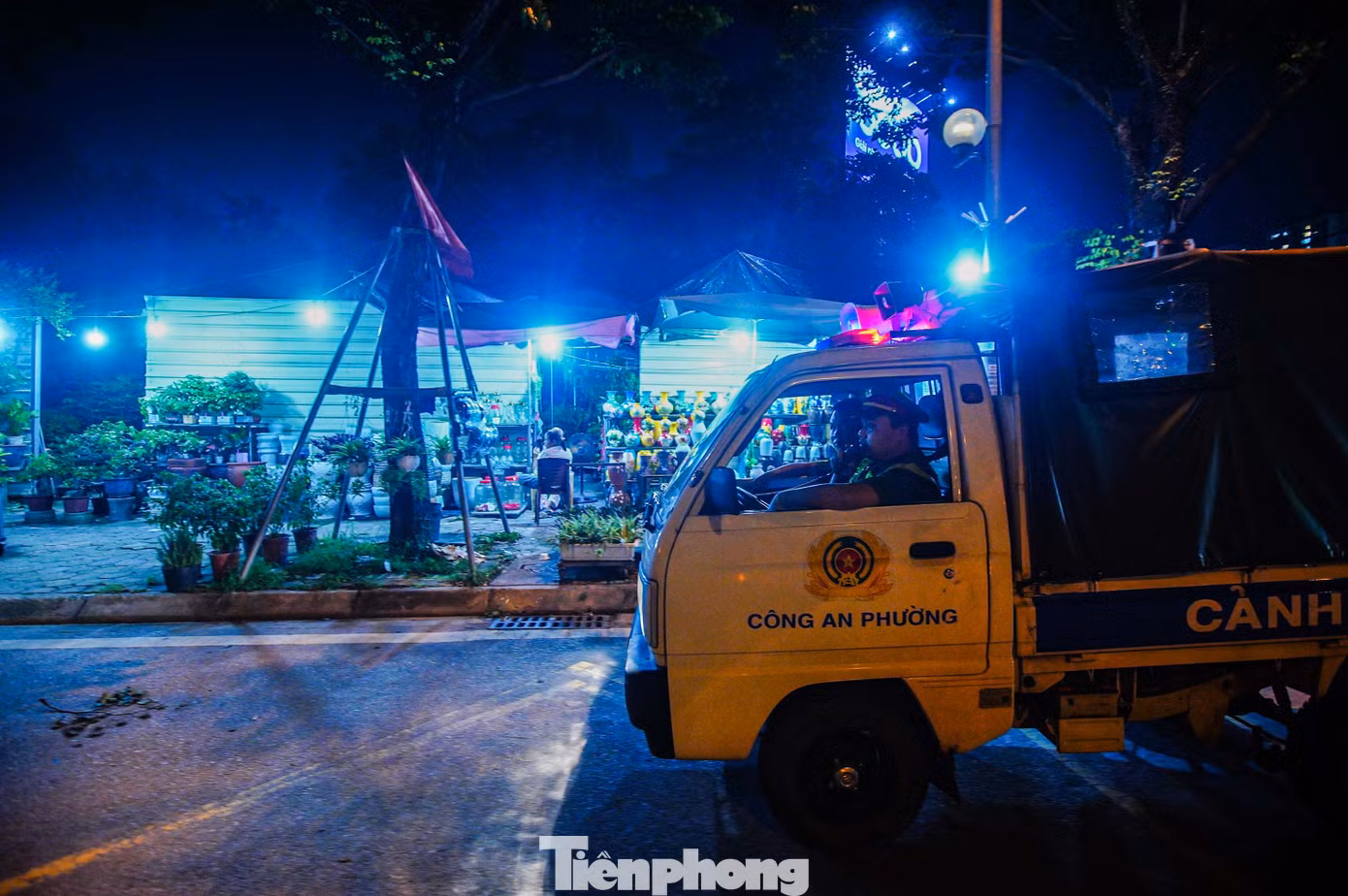 Trong thời gian qua, tại địa bàn phường Xuân La (quận Tây Hồ, Hà Nội), có tuyến đường Võ Chí Công, Lạc Long Quân, Nguyễn Hoàng Tôn và phố Vệ Hồ, đường Xuân La, các ngõ đường Lạc Long Quân... phát sinh thêm nhiều cơ sở kinh doanh và các hoạt động dịch vụ nhỏ lẻ khi tốc độ phát triển đô thị nhanh nên tình hình trật tự giao thông đô thị tương đối phức tạp; tình trạng lấn chiếm lòng đường, vỉa hè và các hoạt động vi phạm TTGT còn tái diễn, tai nạn giao thông vẫn tiếp tục xảy ra đặc biệt trên tuyến đường Võ Chí Công.
